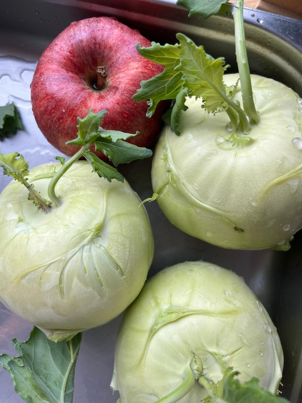 Kohlrabi und Apfel in einer Metallschale