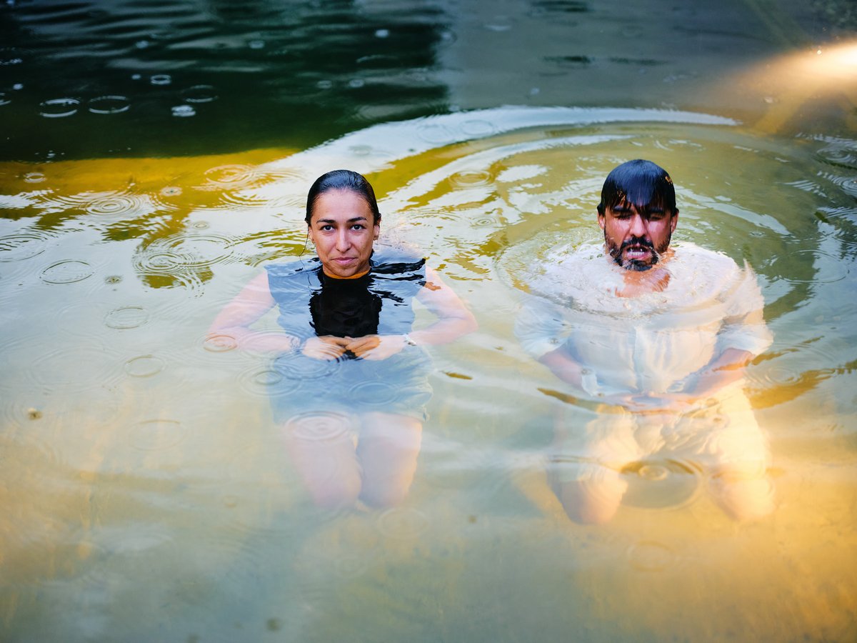 Christoph & Julia Wachter im Wasser mit Kleidung